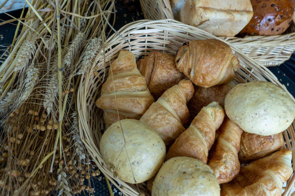 mand met croissants en pistolets